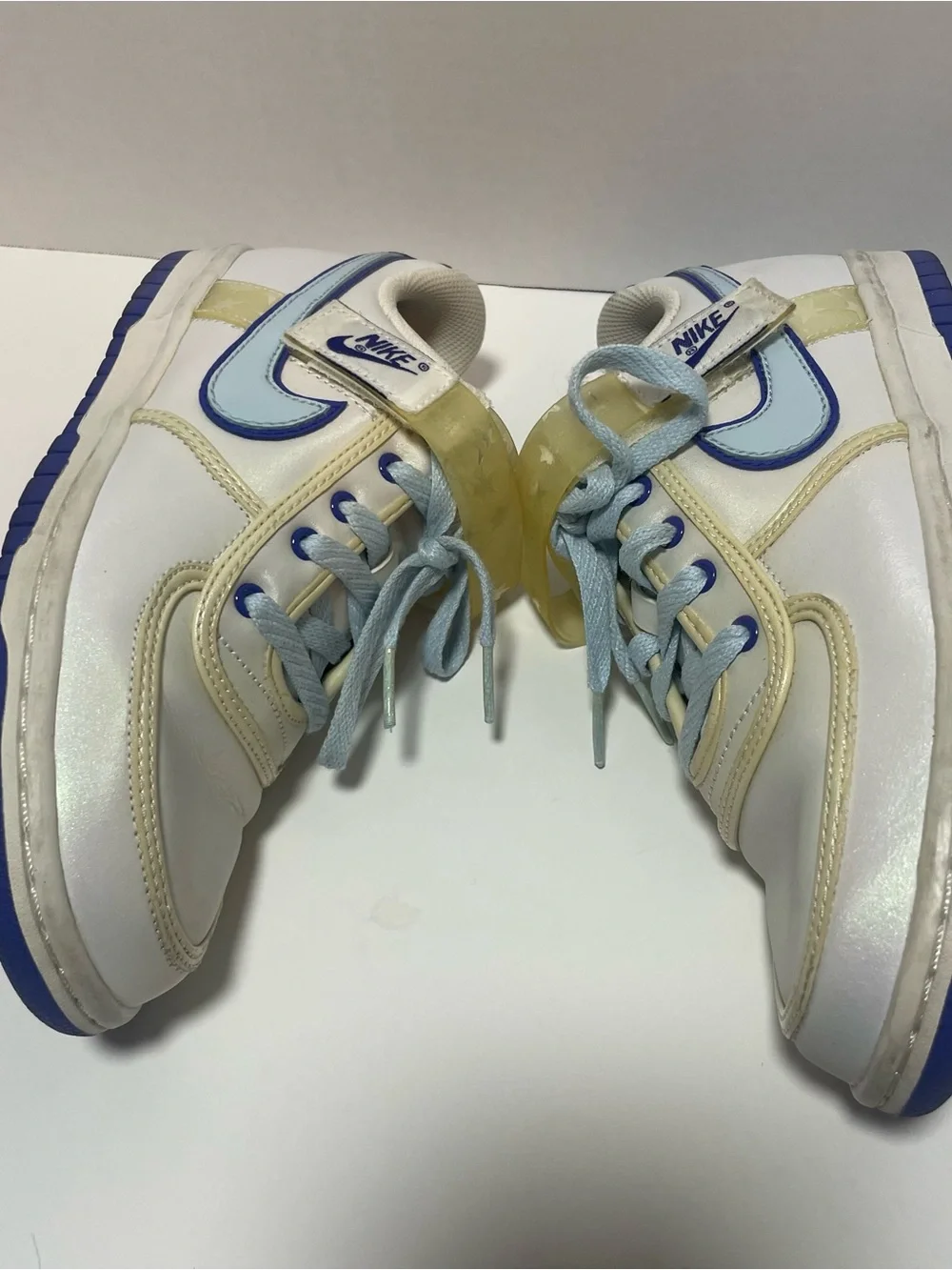 Nike Kids White and Blue Low-Top Sneakers with Light Yellow Accents